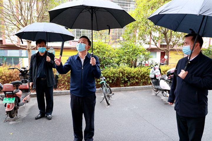 田刚督导检查城区核酸检测及重点区域管控工作