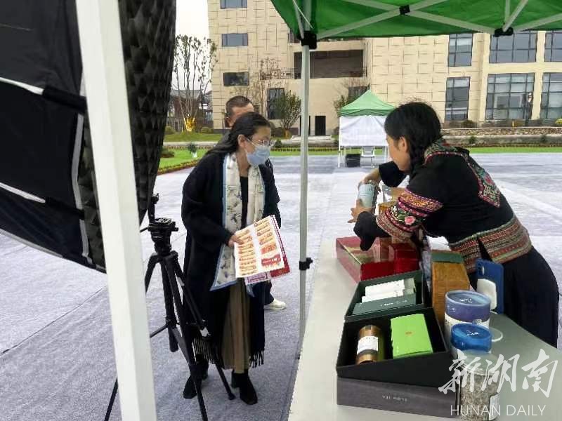 张家界市政务服务中心“宣传二十大 服务旅发会”主题党日活动