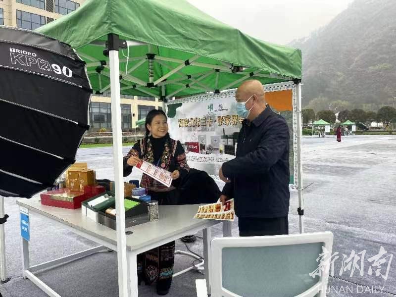 张家界市政务服务中心“宣传二十大 服务旅发会”主题党日活动