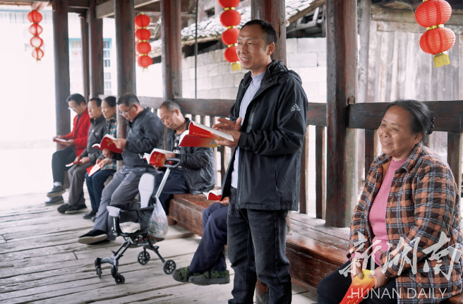 贺龙桥上忆初心 党群连心共奋进