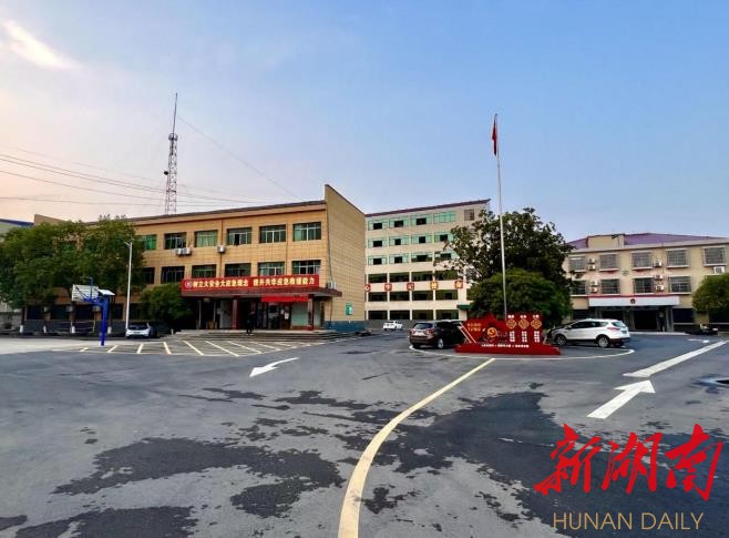 共华镇人民政府大院内干净整洁。何文杰 摄