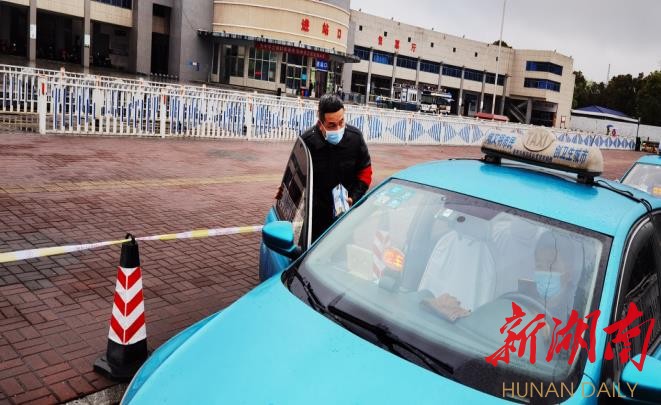 益阳市道路运输服务中心工作人员监督出租车优化疫情防控措施。
