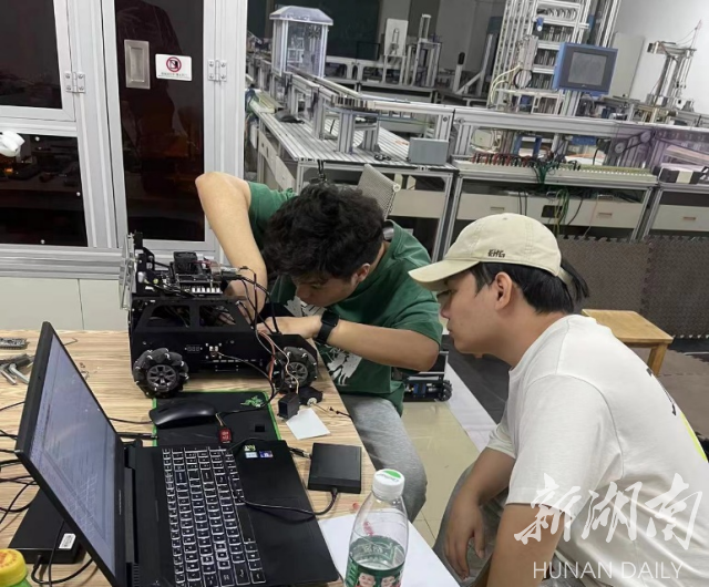湖南工程学院学子在2022 RoboCom机器人开发者大赛中荣获佳绩