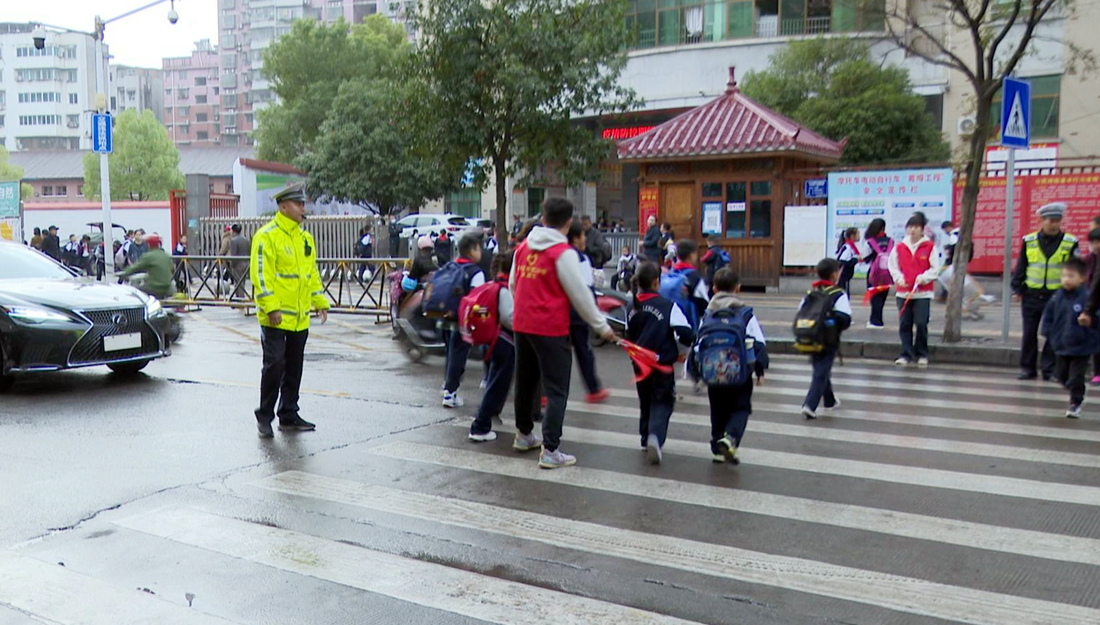 冷水江：“一燈一帶一崗” 筑牢校園交通安全防線