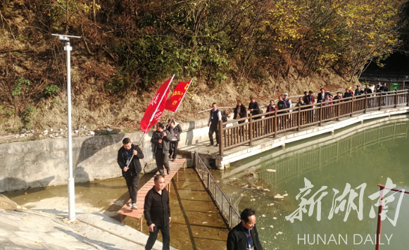 张家界市文联赴慈利县东线红色旅游线路开展主题党日活动