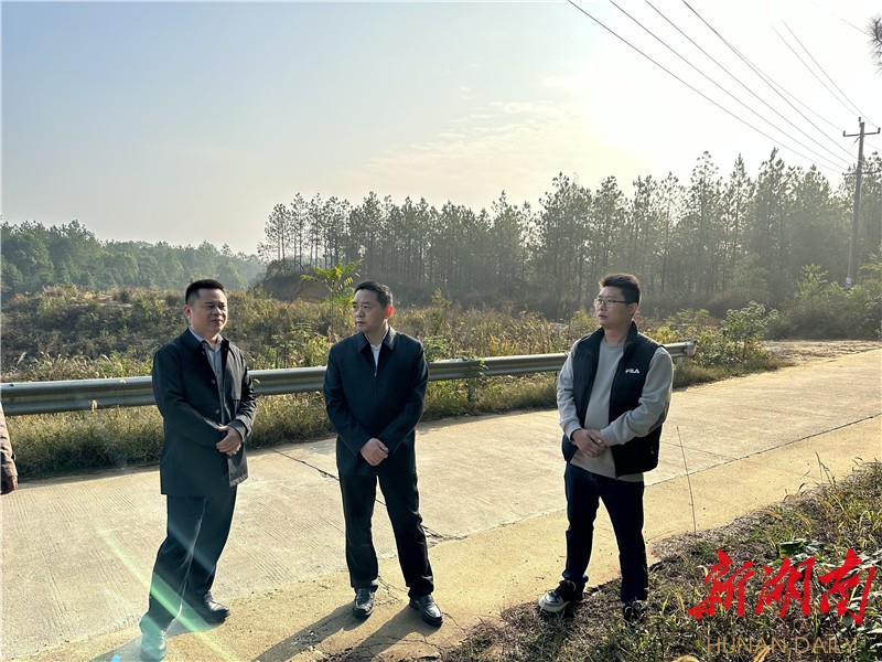 邓旭旺到黄沙街镇督导疫情防控并开展巡林巡田和联手帮扶企业等工作