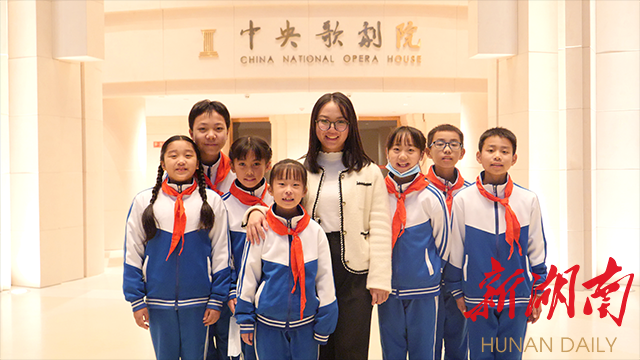 11月20日，李柏霖和孩子们在北京参加“中国文学盛典·鲁迅文学奖之夜”颁奖晚会。毛羽 摄