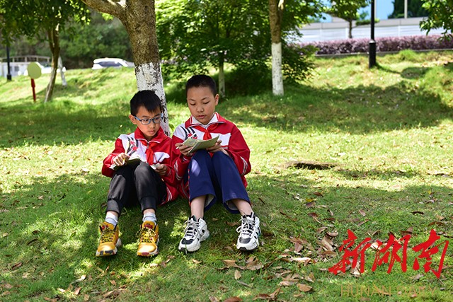 孩子们在粟裕同志纪念馆写诗，亲近大自然。朱毅 甄叙斐 摄