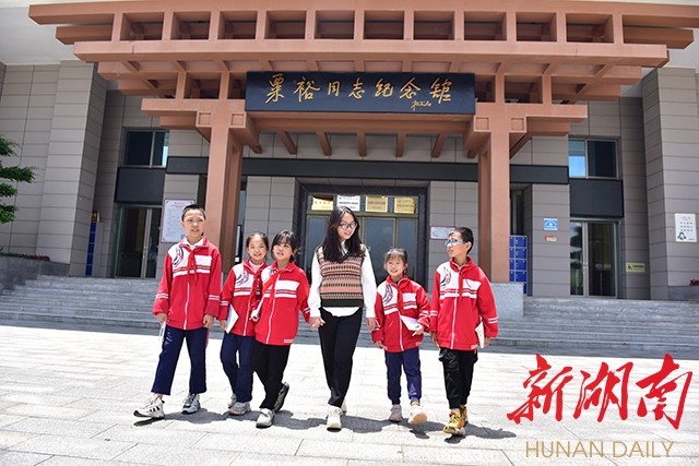 在粟裕同志纪念馆，李柏霖带着孩子们来这里写诗，亲近大自然。 朱毅 甄叙斐 摄 