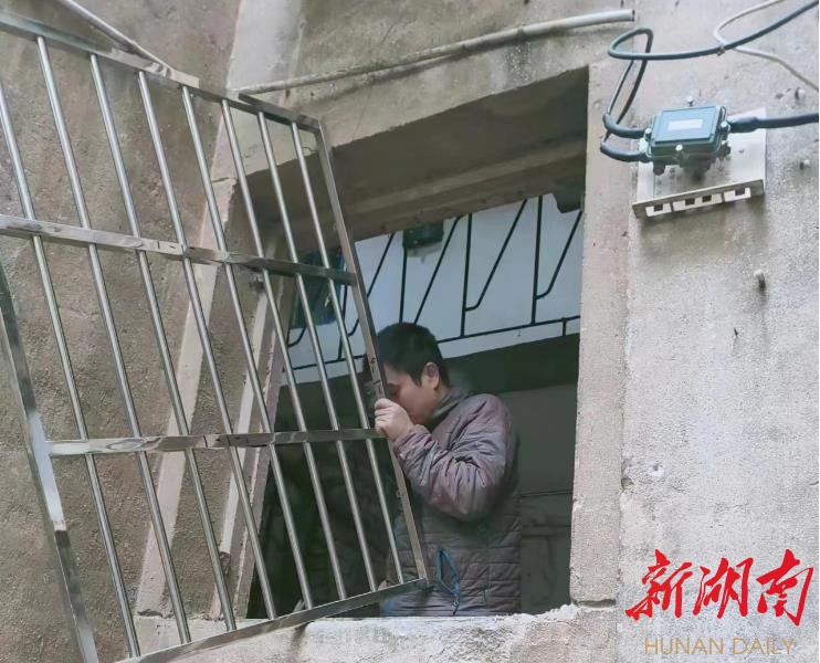 施工人员在更换老旧小区公共楼道破损窗户。 施工人员在更换老旧小区公共楼道破损窗户。