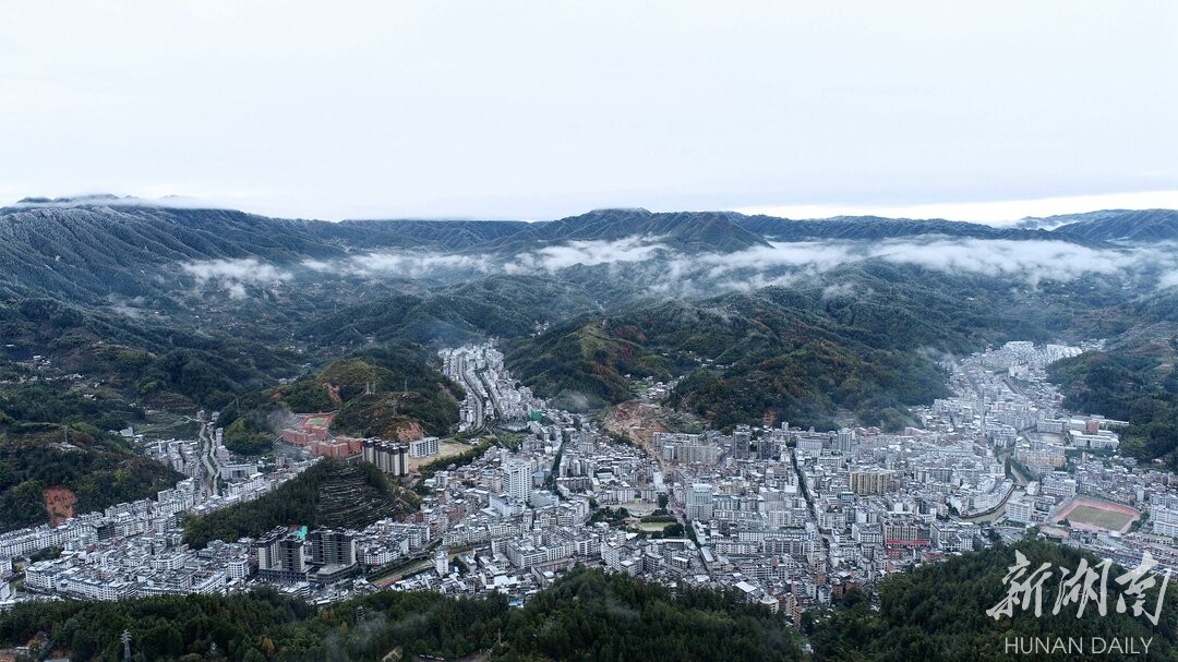 12月4日清晨,群山环抱的桂东县县城,城市建筑群仿佛是写在绿色中的"山