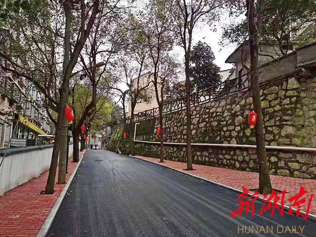 改造后的怀化市鹤城区汽零总厂老旧小区路面整洁,环境宜人。 改造后的怀化市鹤城区汽零总厂老旧小区路面整洁,环境宜人。