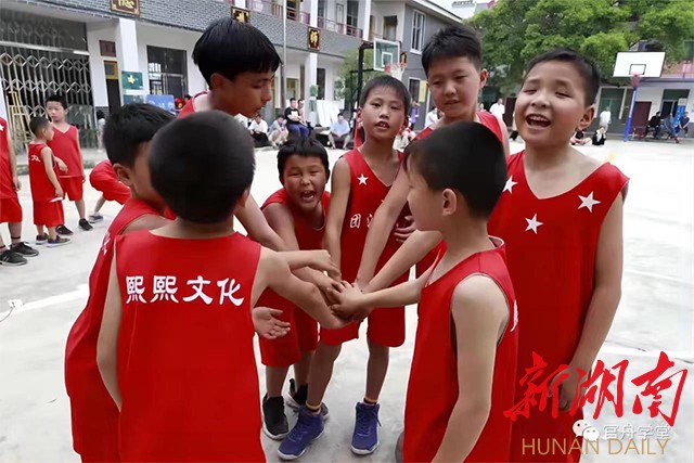 官舟学堂“熙熙篮球”公益培训志愿服务项目获评怀化市2022年度“文旅驿站”最佳志愿服务项目。 官舟学堂“熙熙篮球”公益培训志愿服务项目获评怀化市2022年度“文旅驿站”最佳志愿服务项目。