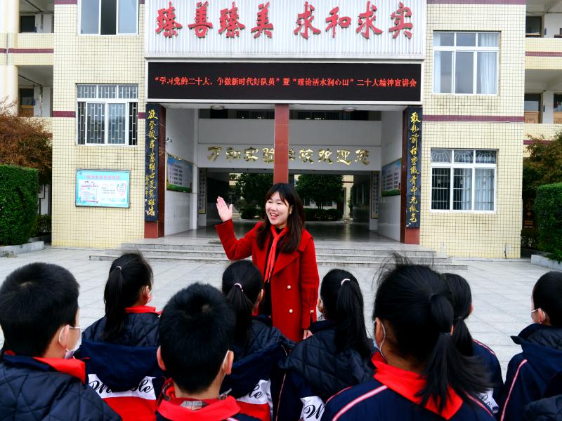 隆回县青年讲师团暨“红领巾巡讲团”走进万和实验学校