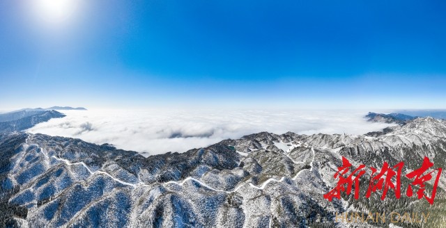 在蓝天丽日下，雪峰山如梦如幻，蔚为壮观。（怀化日报记者 潘雨 摄）