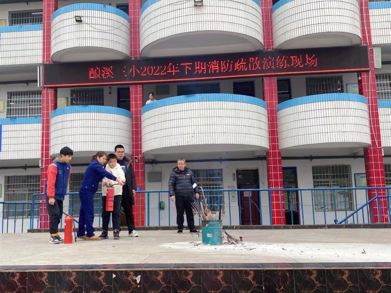 新邵县酿溪镇第三完全小学举行消防应急疏散演练活动