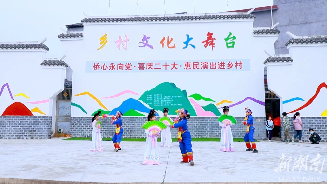 张家界市侨联举办“侨心永向党·喜庆二十大·惠民演出进乡村”活动