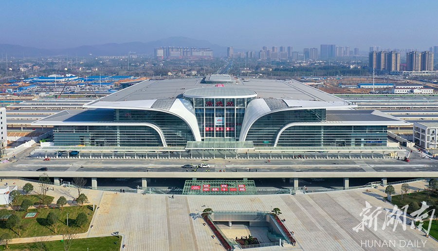 渝厦高铁常德站竣工亮相