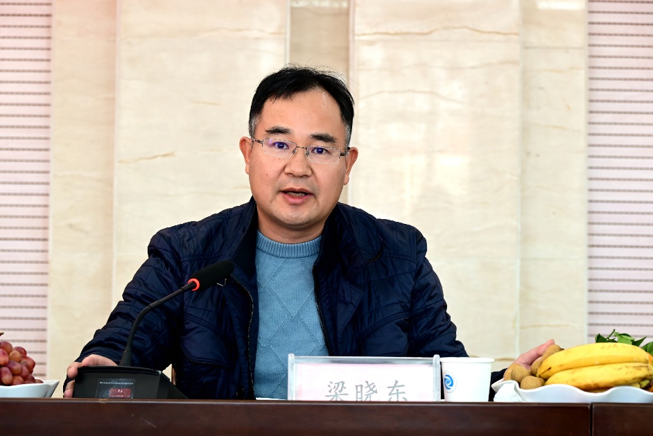 校友梁晓东发言校友胡红波发言会后,校友们参观了校园与路桥专业实训