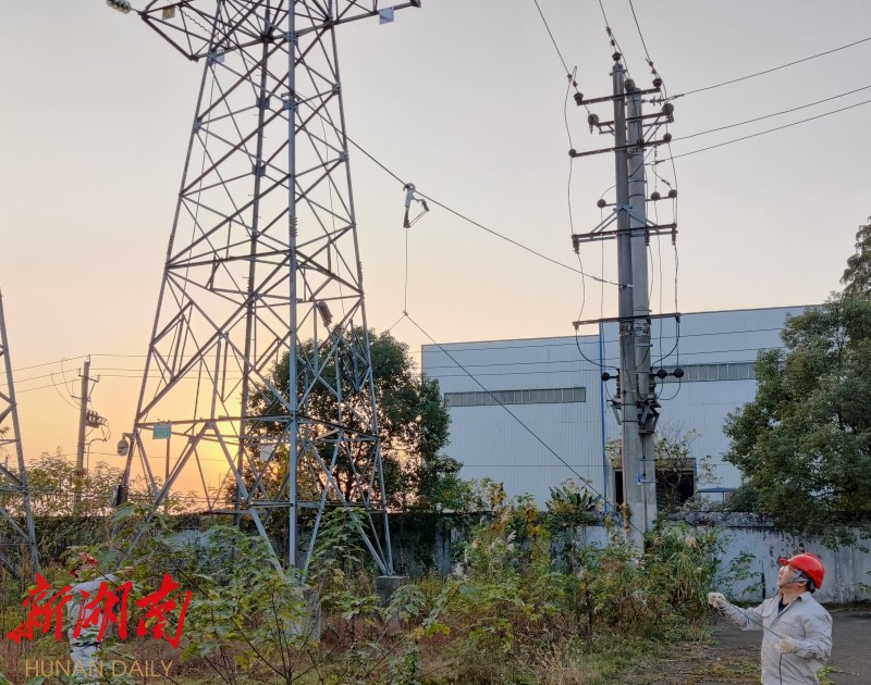 小组成员在兰溪实训基地对高空光缆断线工具进行实验测试。刘胜珠 摄