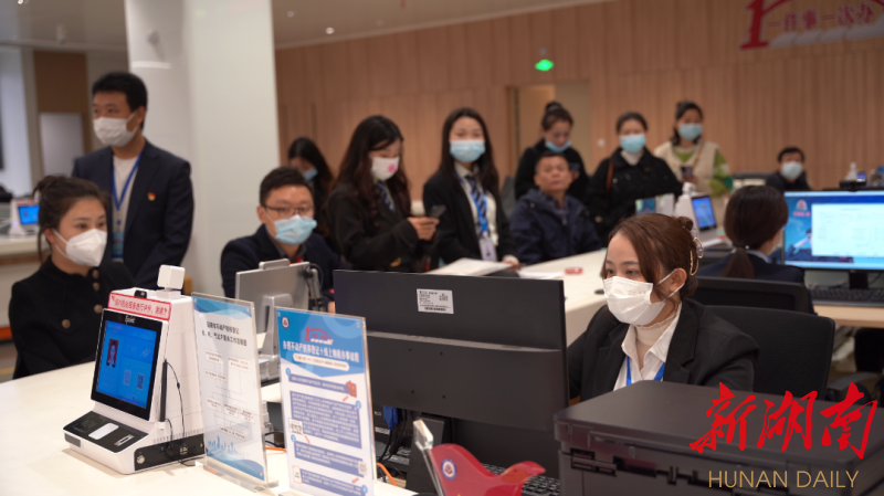 市民在益阳市市民服务中心不动产登记专区办理业务。