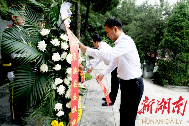 (5月25日,在椅子山烈士陵园烈士公墓前,辰溪县委书记谢建军、市委党史学习教育第一巡回指导组组长戴永福认真整理花篮缎带。杨剑 摄) (5月25日,在椅子山烈士陵园烈士公墓前,辰溪县委书记谢建军、市委党史学习教育第一巡回指导组组长戴永福认真整理花篮缎带。杨剑 摄)