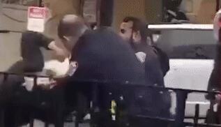 又见暴力执法！美国纽约警察街头猛击14岁女孩后脑勺