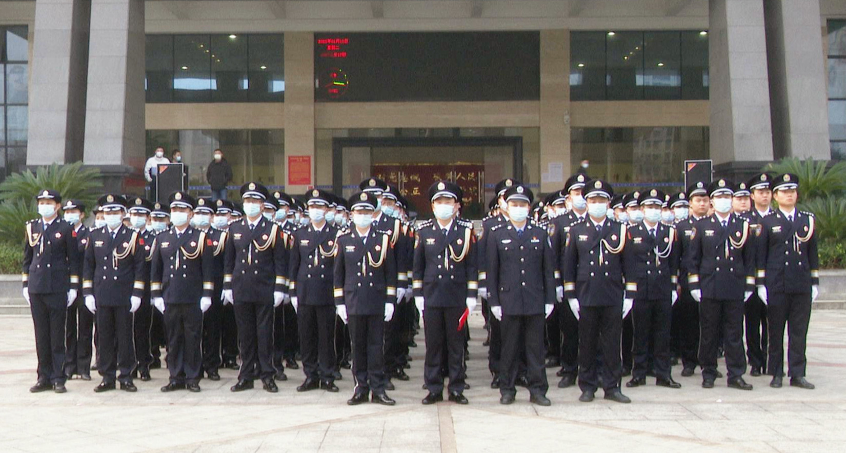 慶祝第三個(gè)中國人民警察節(jié) 冷水江市公安局舉行升警旗儀式