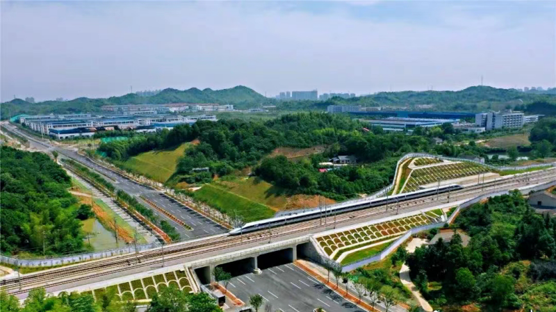 常益长高铁生态廊道(益阳段)节点绿化美化成效明显。 常益长高铁生态廊道(益阳段)节点绿化美化成效明显。