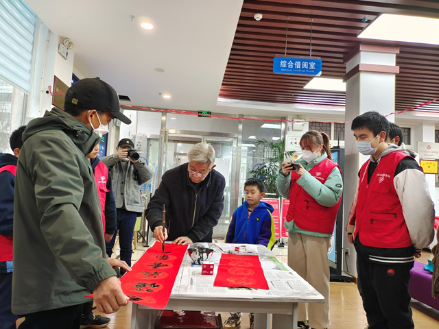 图片新闻∣辰溪开展送福送春“廉”活动