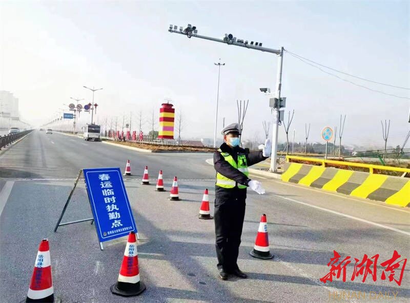 县交警大队多措并举保春运平安