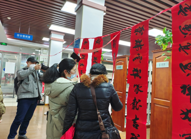 图片新闻│辰溪纪委监委开展送福送春“廉”活动