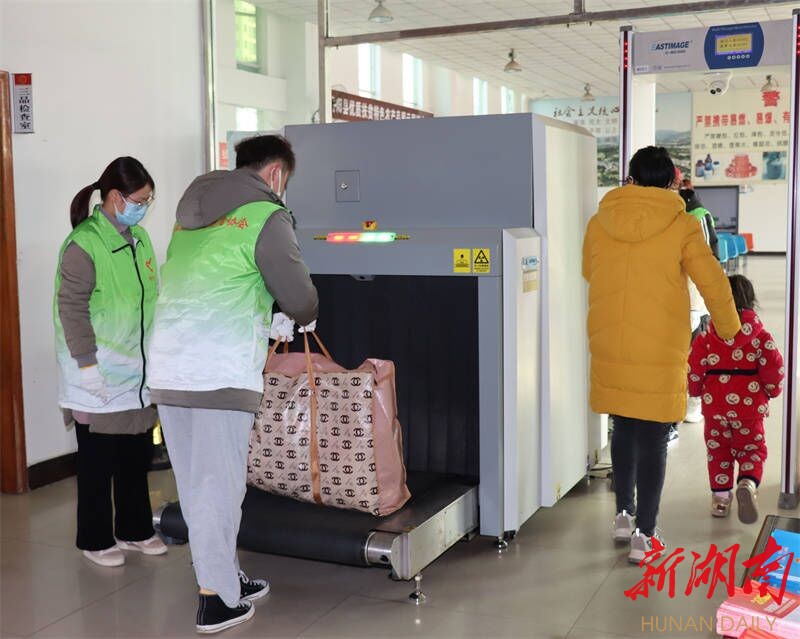 岳阳县志愿者开展“情满旅途·暖冬行动”志愿服务活动