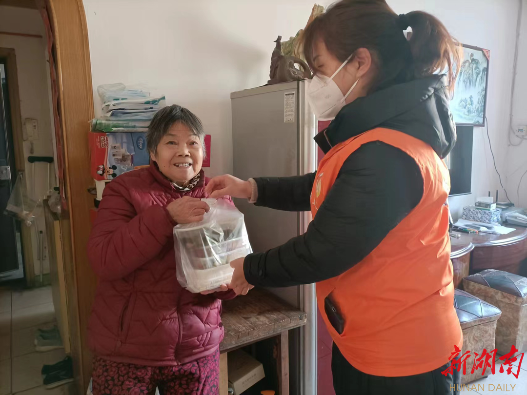 长沙文艺新村社区为高龄老人提供送餐上门服务