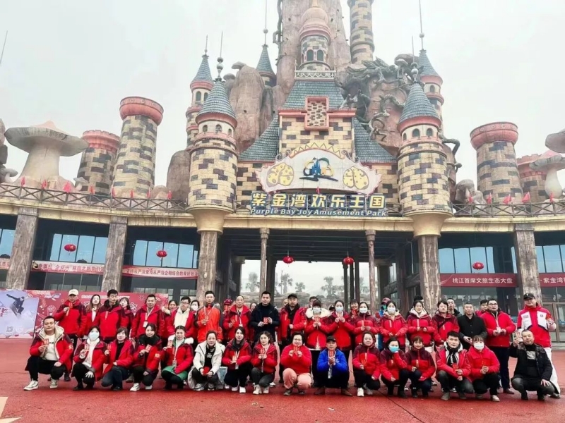 紫金湾欢乐王国景区员工给社会各界人士拜年。 紫金湾欢乐王国景区员工给社会各界人士拜年。