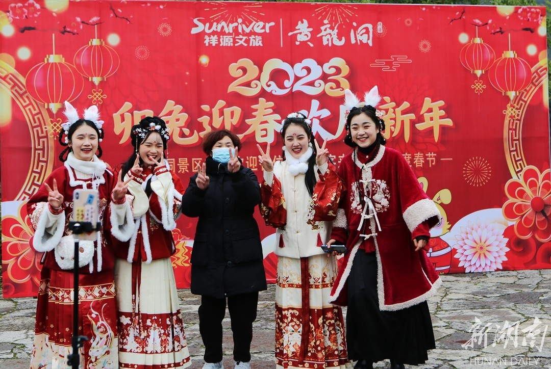 自编自导自演，黄龙洞景区员工欢歌热舞闹新春