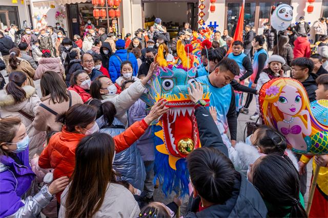 祥龙欢腾年味浓 春节前3天7万游客来洪江古商城过大年
