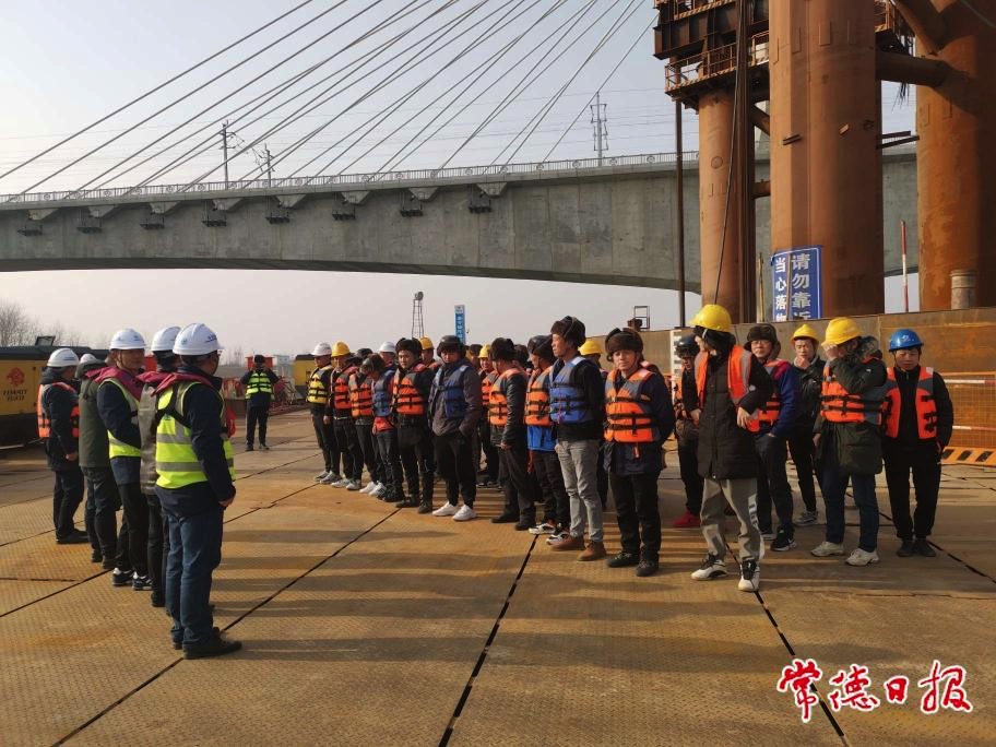 大年初三 益常高速公路扩容工程沅水特大桥复工建设
