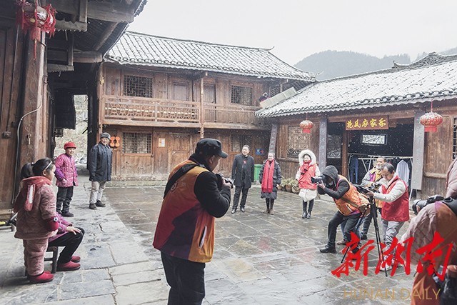 沅陵摄协为群众拍全家福 沅陵摄协为群众拍全家福