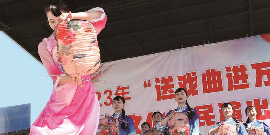人欢春意浓