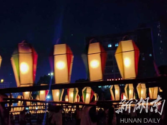 元宵夜，360米的“巨龙”点亮了慈利的夜空