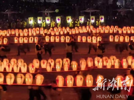 元宵夜，360米的“巨龙”点亮了慈利的夜空
