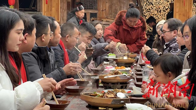 沅陵县举办“冬游山水沅陵，寻味文化年俗”主题民俗文化活动。