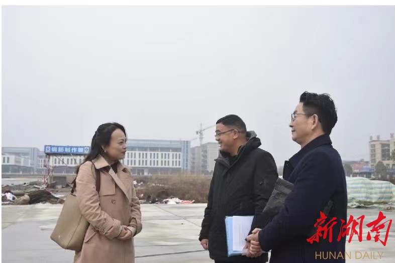 南县行政审批服务局工作人员走访兴盛优选项目。