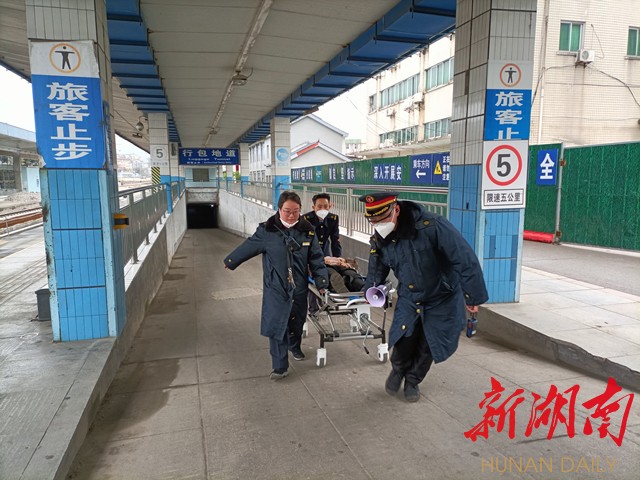 旅客突发疾病 怀化火车站工作人员紧急救助 - 怀化 - 新湖南