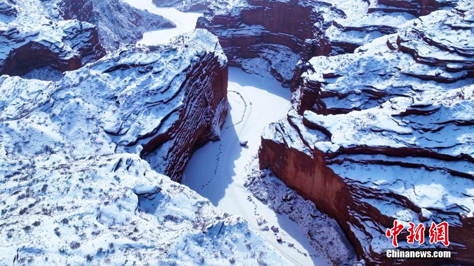 雪后新疆温宿大峡谷红崖赤壁景壮美