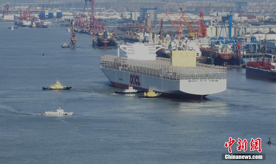 世界最大级别绿色环保型集装箱船出江试航