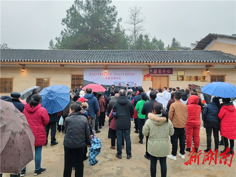 下乡义诊暖民心 送医送药递温情