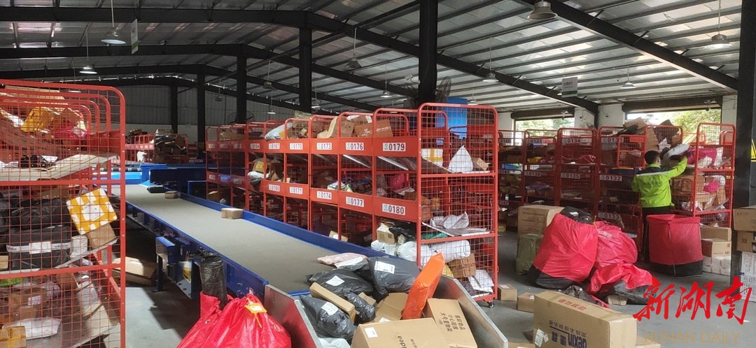 桃江县城乡客运有限公司客货邮物流分拣中心一角。