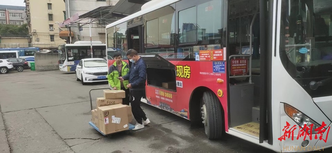 工作人员将下乡快递装上客运班车捎带至各驿站。